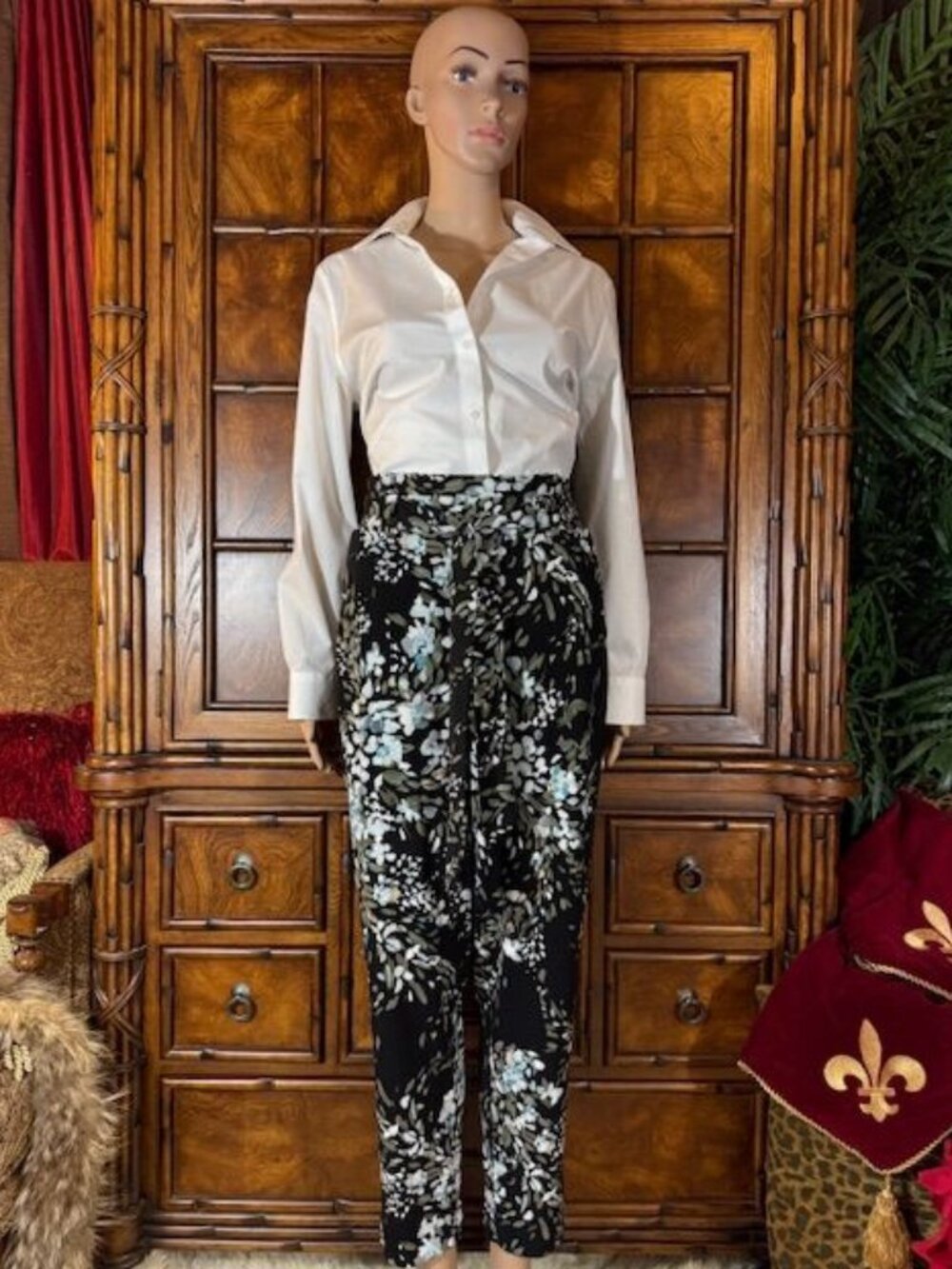 White House Black Market Aqua Floral Pleat Waist Belted 'The Tapered Ankle' Pant - Picture 4 of 13